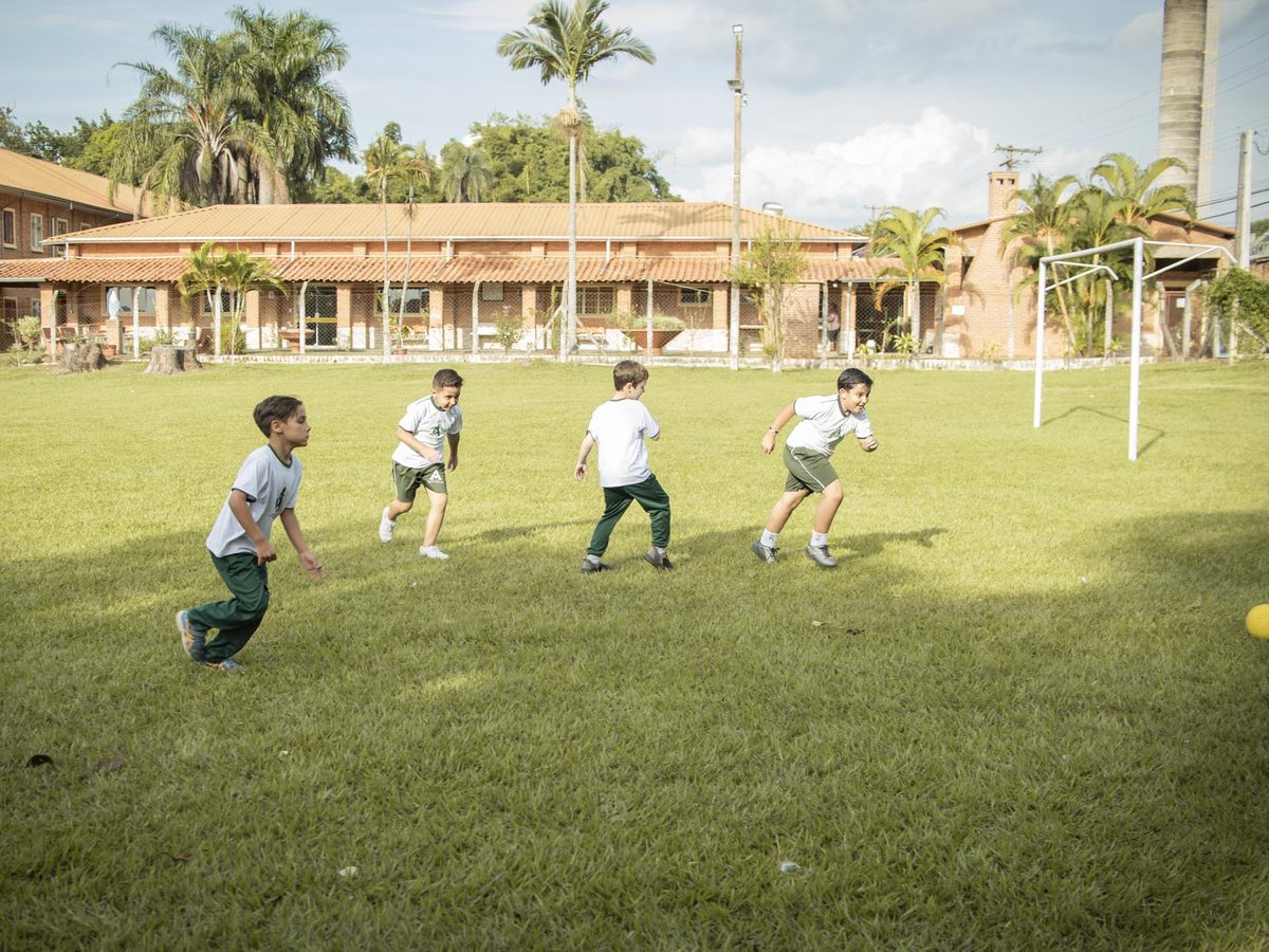 O campo do colégio, com o prédio ao fundo