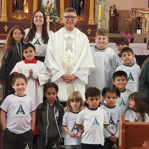 A comunidade escolar reunida na igreja do seminário.