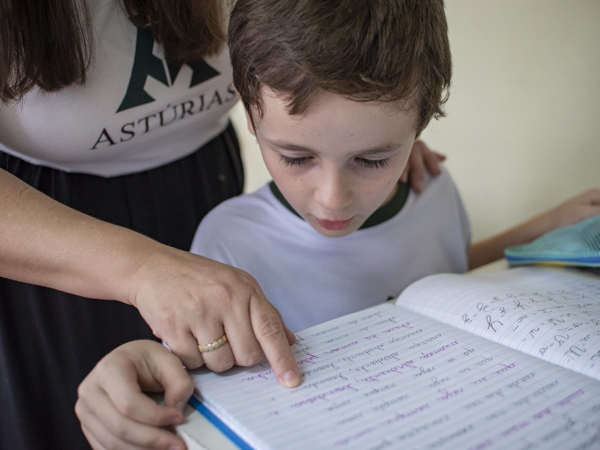 Professora acompanhando um aluno